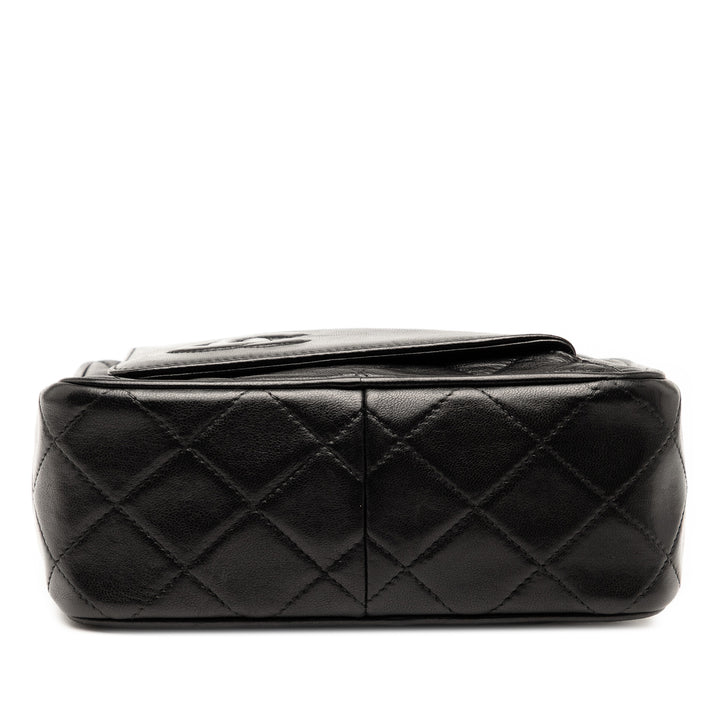 Chanel CC Quilted Cuir d’agneau Tassel Sac caméra Noir