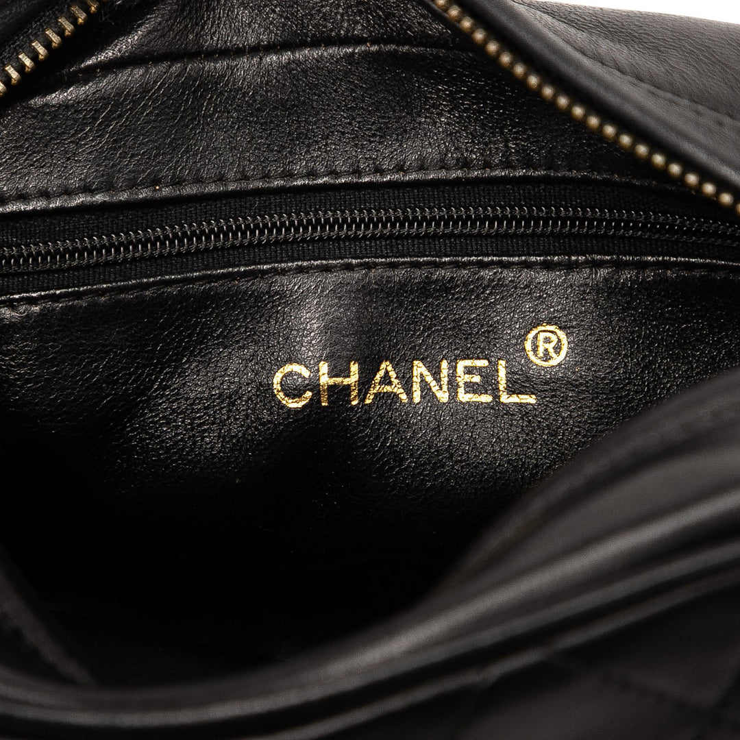 Chanel CC Quilted Cuir d’agneau Tassel Sac caméra Noir