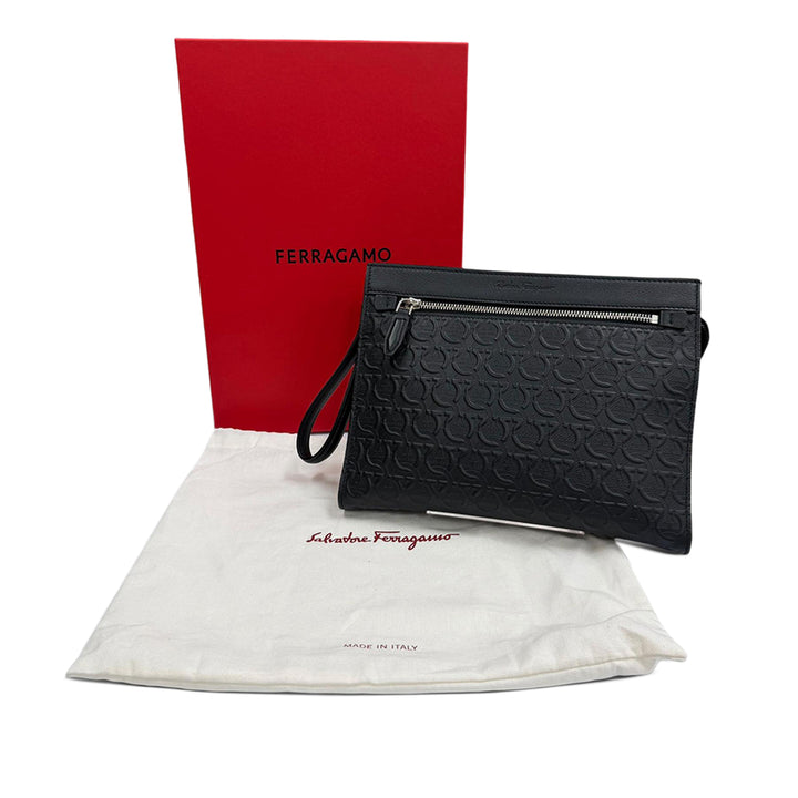 embossé Gancini Wristlet Pochette Cuir de veau Noir