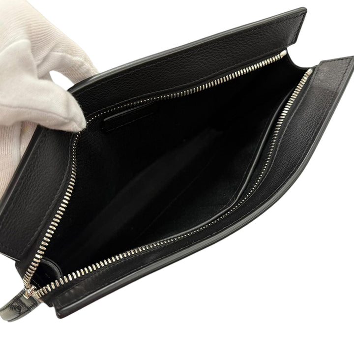 embossé Gancini Wristlet Pochette Cuir de veau Noir