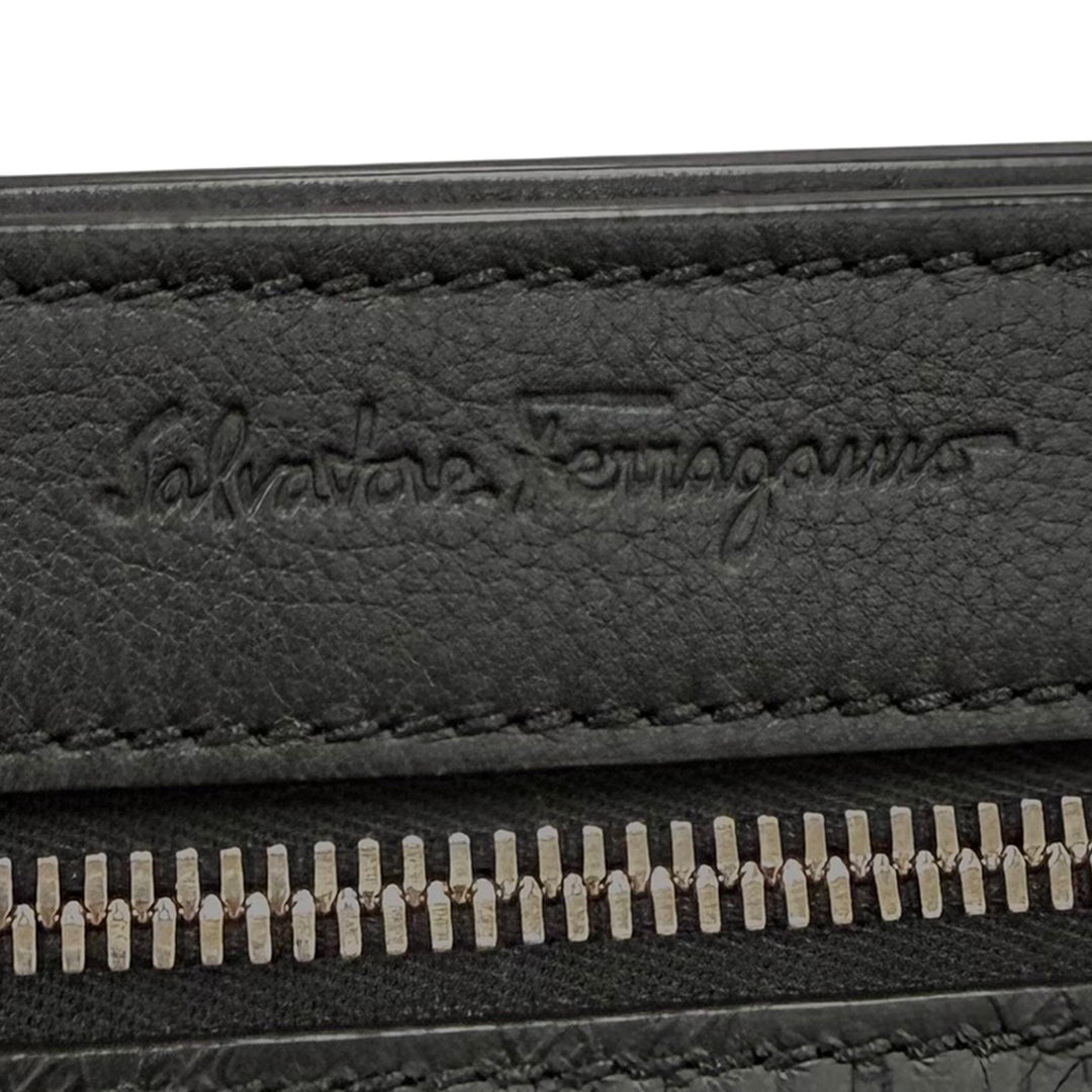 embossé Gancini Wristlet Pochette Cuir de veau Noir