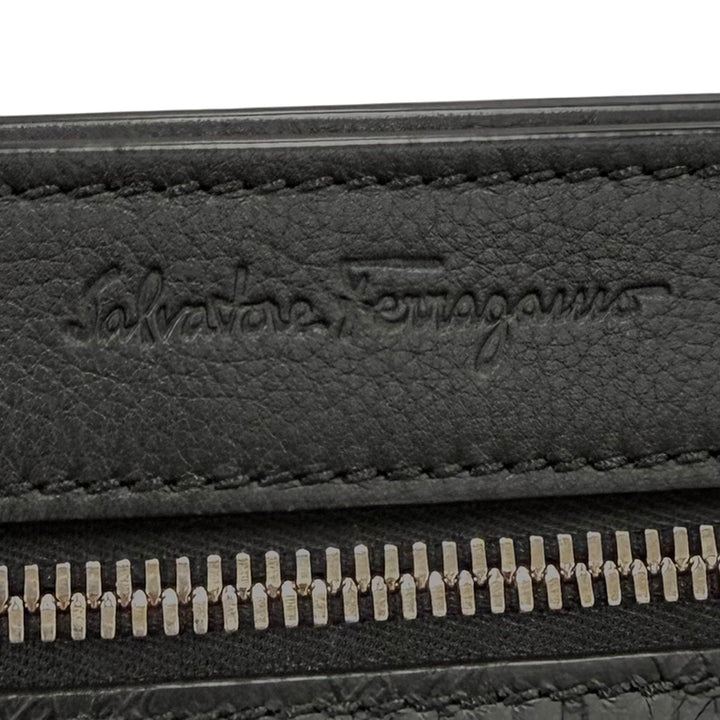 embossé Gancini Wristlet Pochette Cuir de veau Noir
