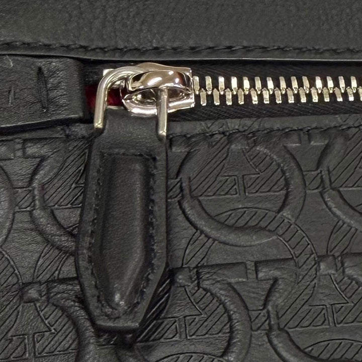 embossé Gancini Wristlet Pochette Cuir de veau Noir