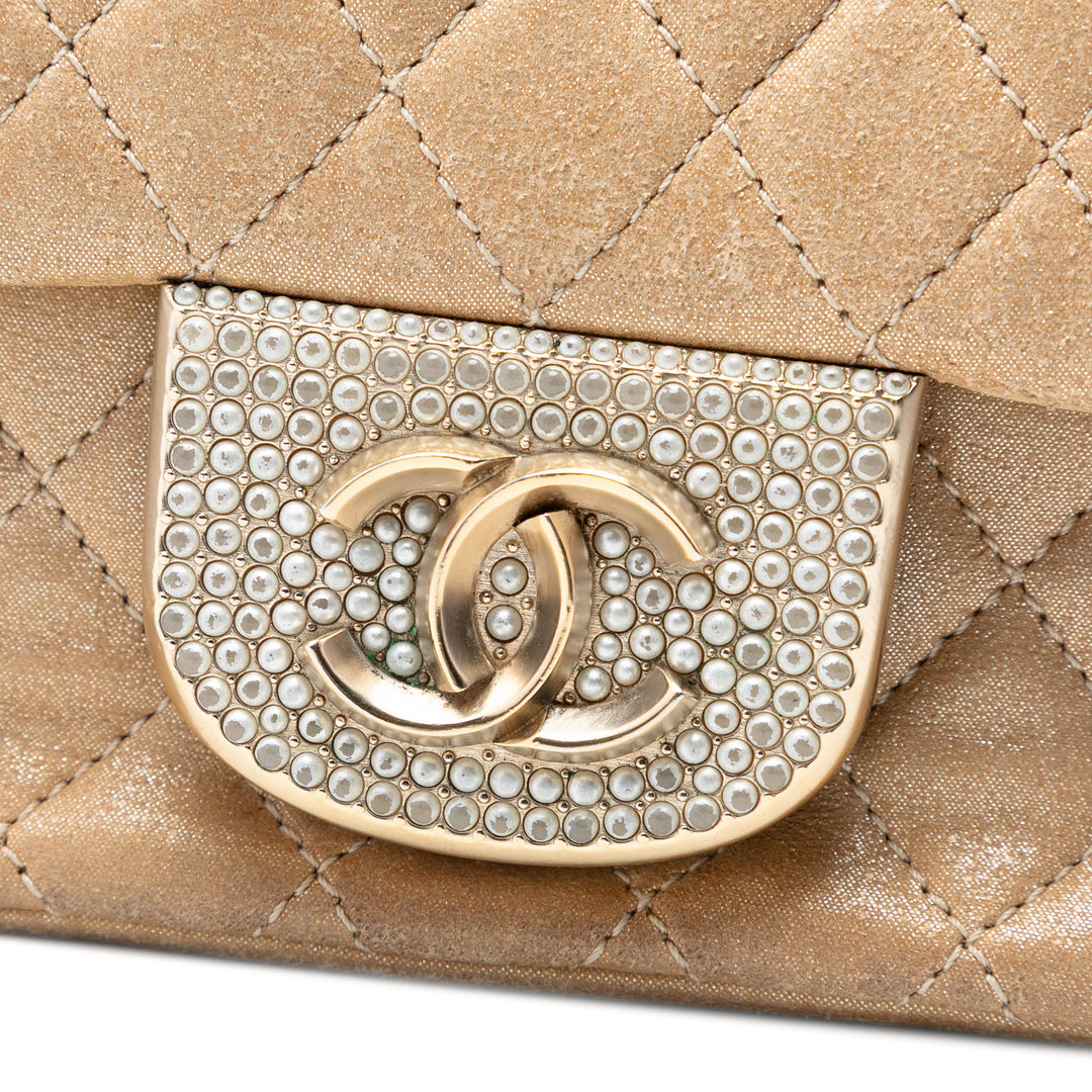 Chanel Small Matelassé Iridescent Cuir d’agneau Perle CC Cristal à rabat