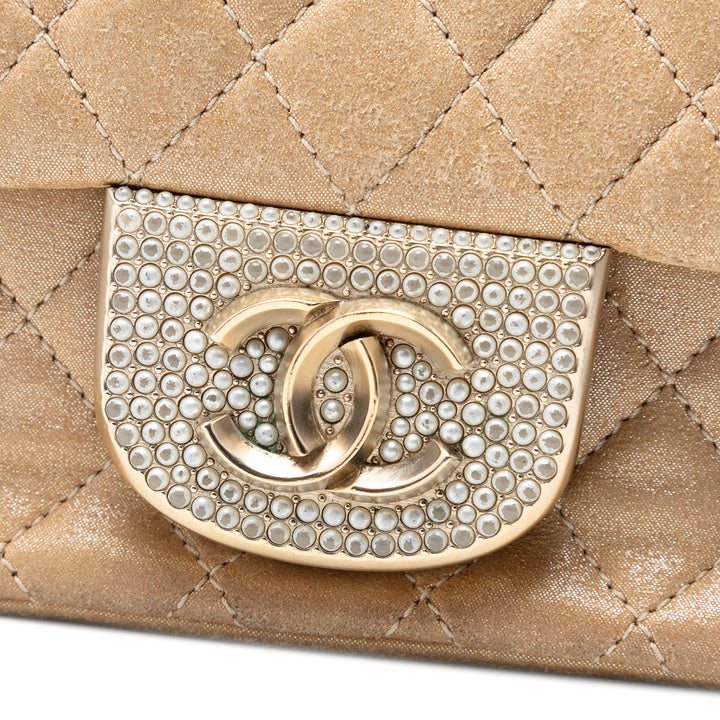 Chanel Small Matelassé Iridescent Cuir d’agneau Perle CC Cristal à rabat