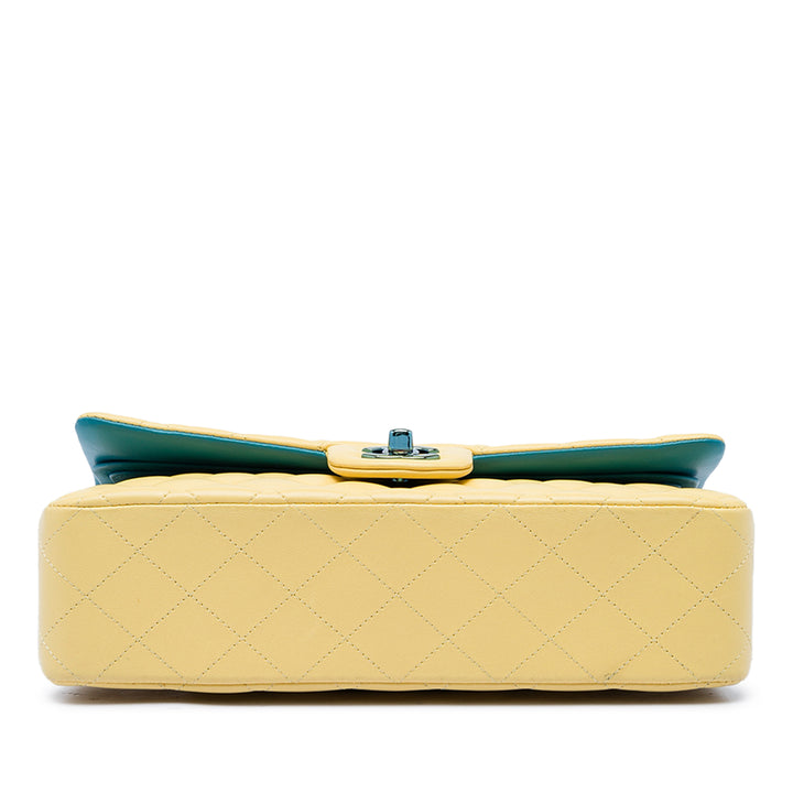 Chanel Classic Double rabat Moyen Cuir d'agneau Jaune – vue 3 – GABY PARIS