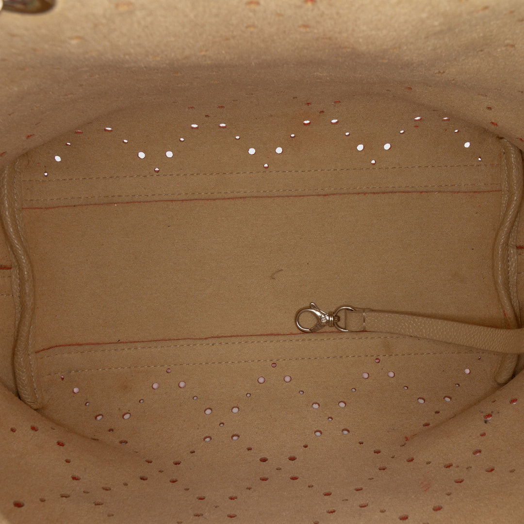 Chanel Medium CC perforé Caviar Drawstring Bucket Sac