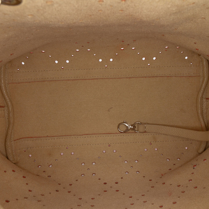 Chanel Medium CC perforé Caviar Drawstring Bucket Sac