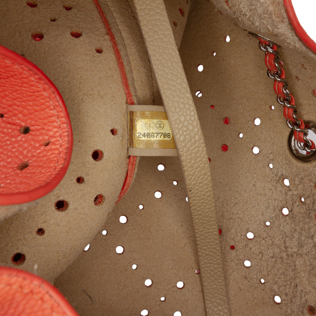 Chanel Medium CC perforé Caviar Drawstring Bucket Sac