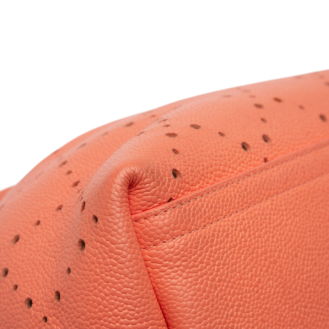 Chanel Medium CC perforé Caviar Drawstring Bucket Sac