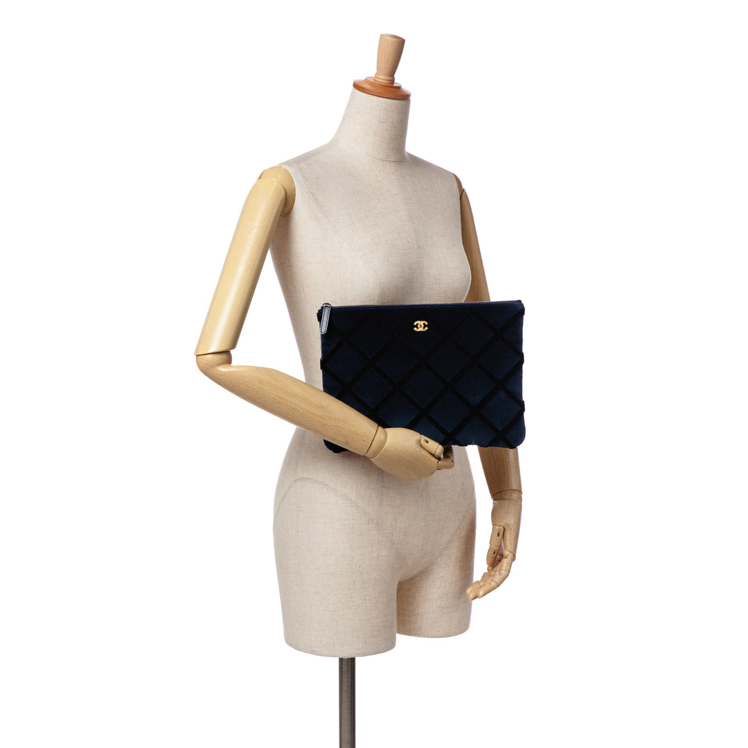 Chanel Medium CC Quilted Velours O Étui Pochette Bleu