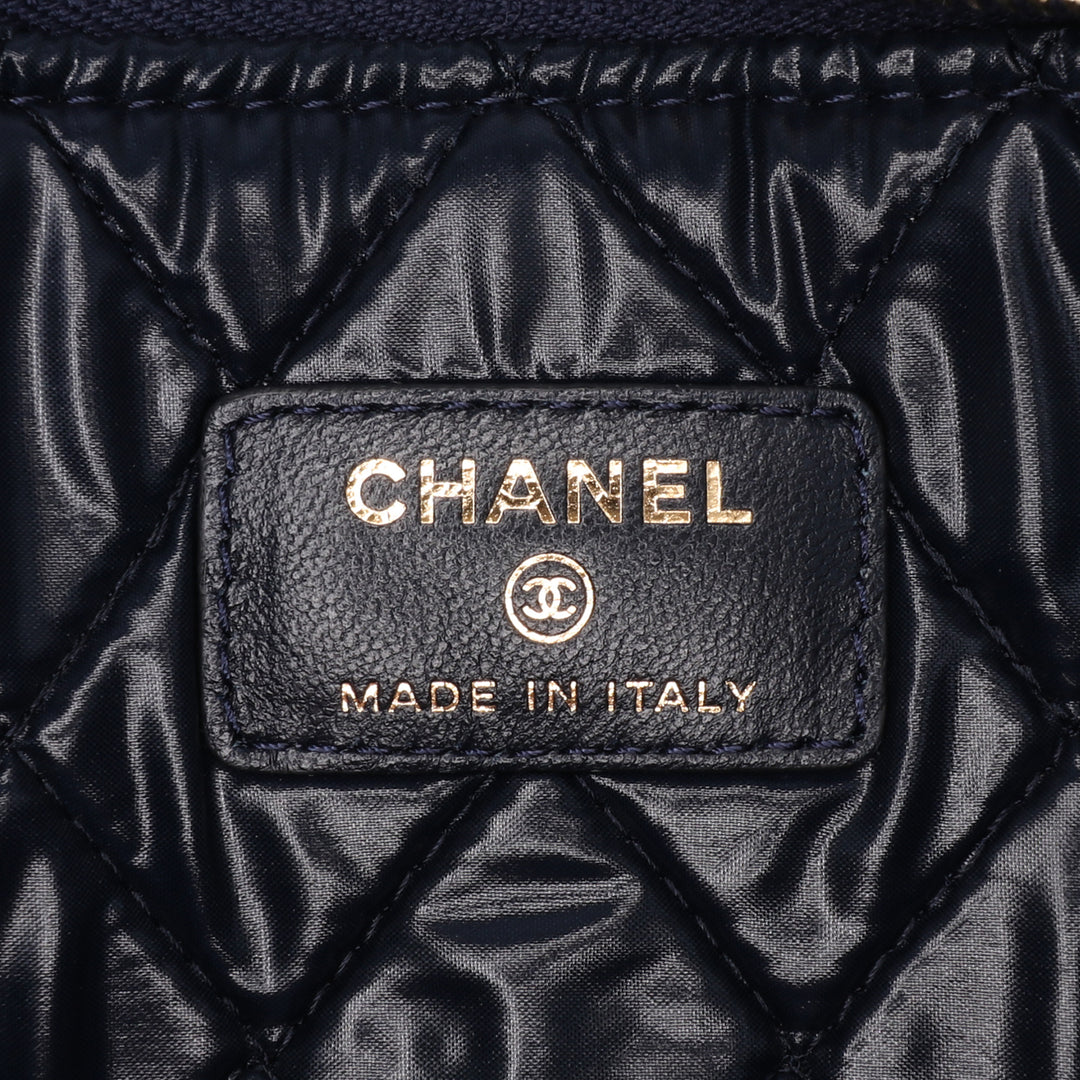 Chanel Medium CC Quilted Velours O Étui Pochette Bleu