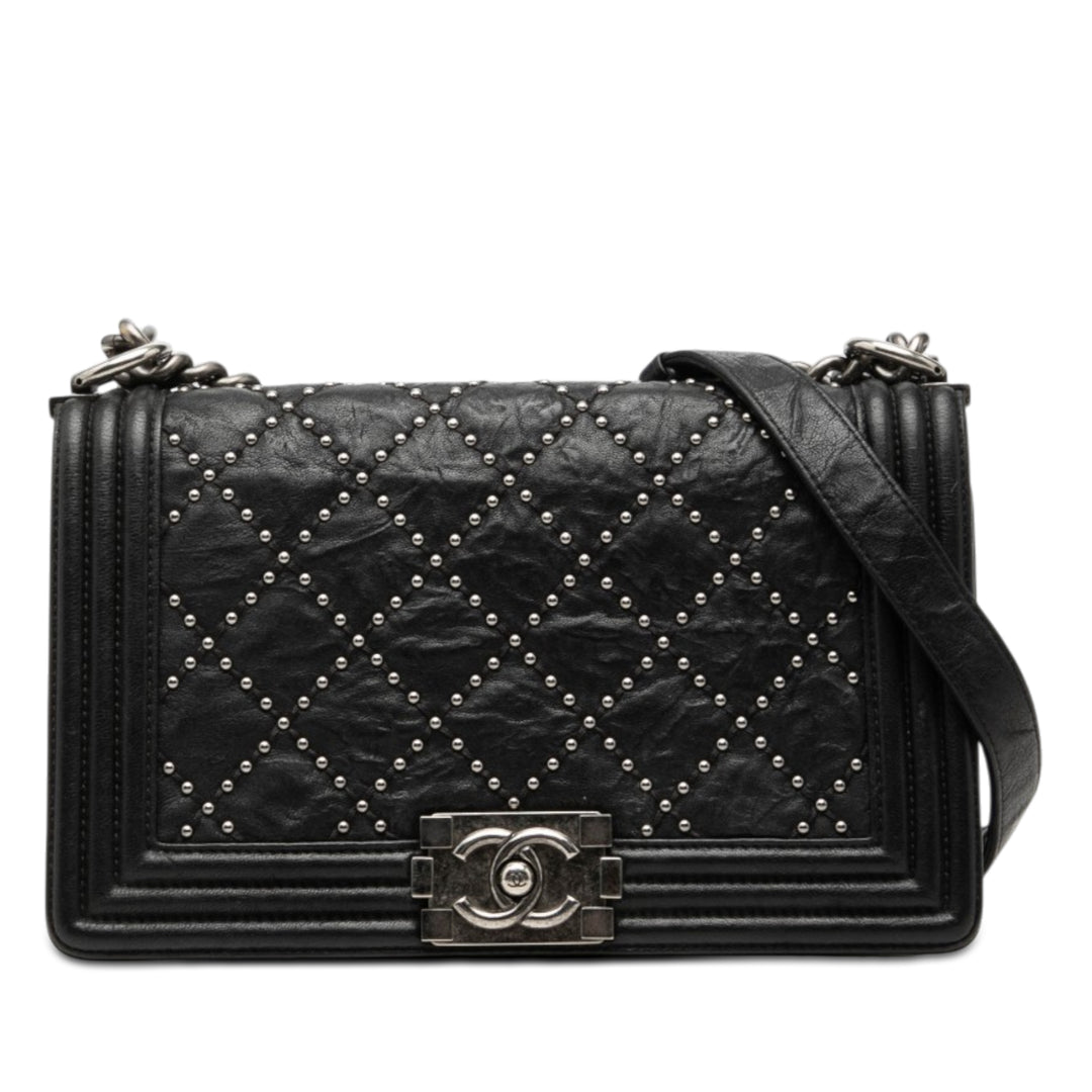 Chanel Old Medium Matelassé Crumpled Cuir de veau clouté Boy à rabat