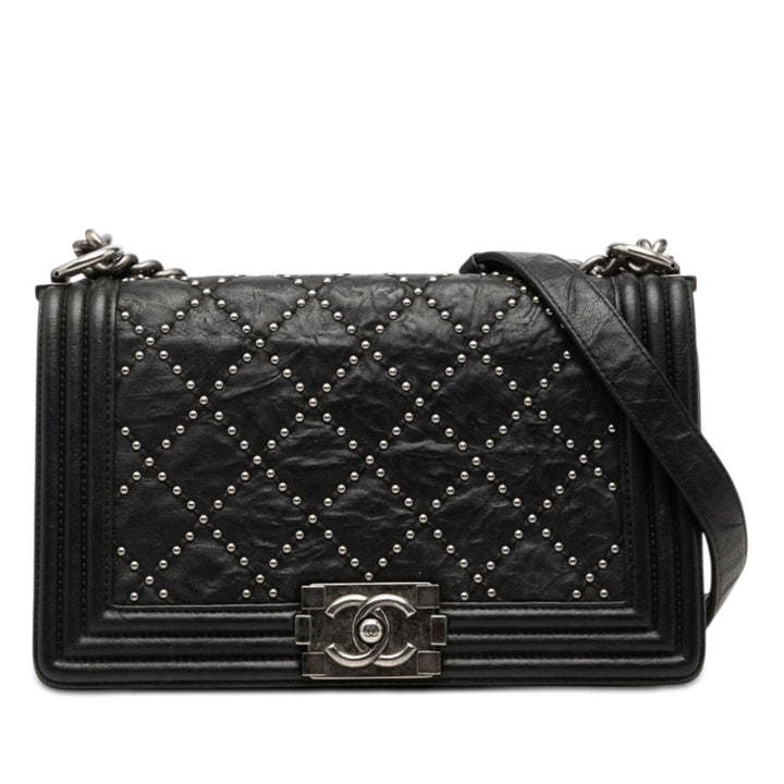 Chanel Old Medium Matelassé Crumpled Cuir de veau clouté Boy à rabat