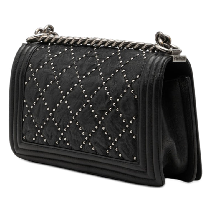 Chanel Old Medium Matelassé Crumpled Cuir de veau clouté Boy à rabat