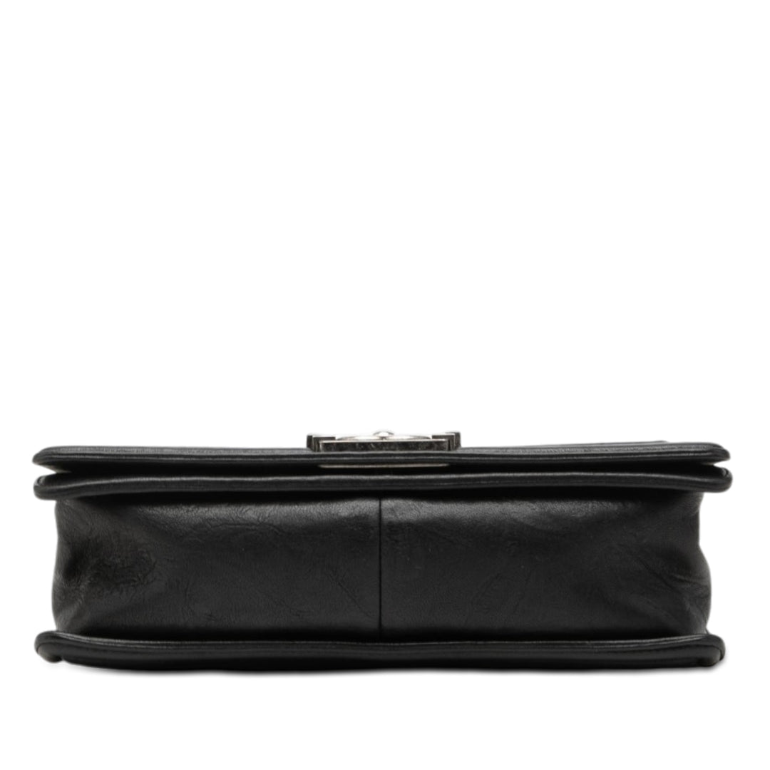 Chanel Old Medium Matelassé Crumpled Cuir de veau clouté Boy à rabat