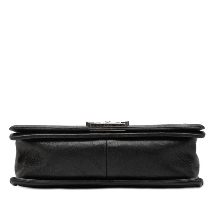 Chanel Old Medium Matelassé Crumpled Cuir de veau clouté Boy à rabat