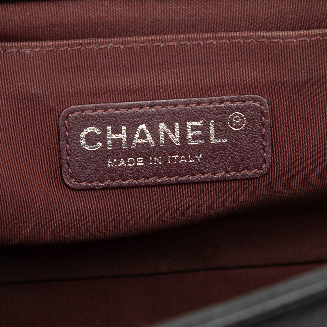 Chanel Old Medium Matelassé Crumpled Cuir de veau clouté Boy à rabat