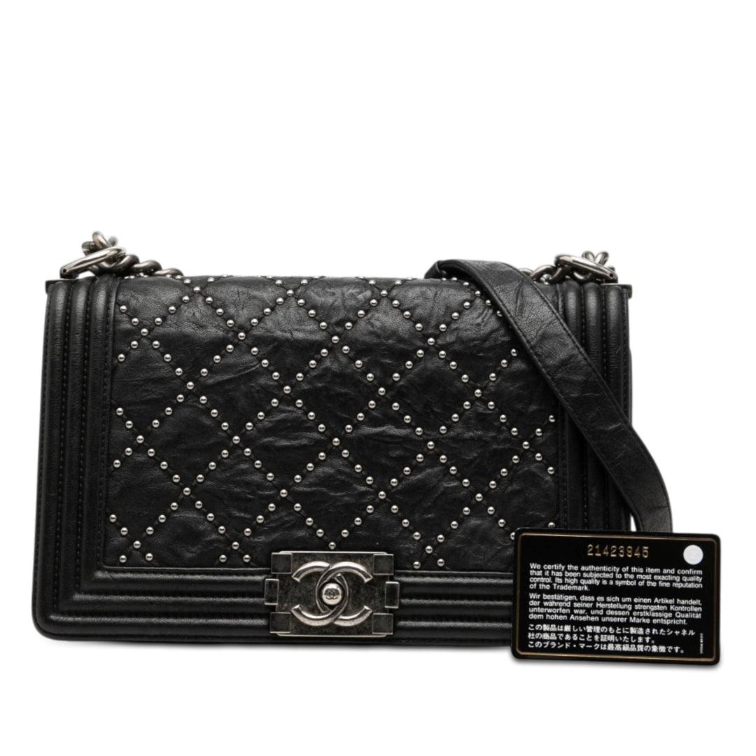 Chanel Old Medium Matelassé Crumpled Cuir de veau clouté Boy à rabat