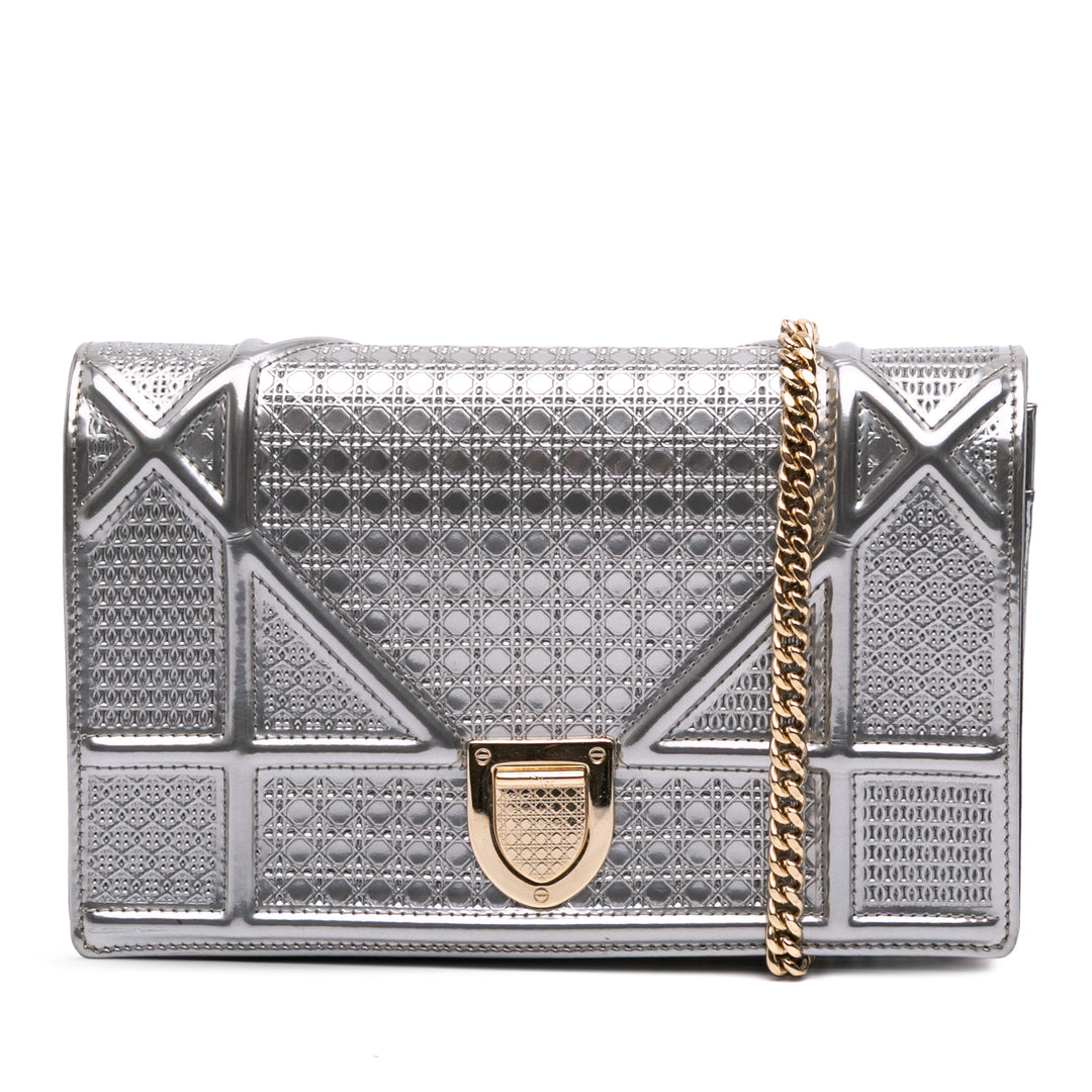 Dior Métallisé Cuir verni Microcannage Diorama Portefeuille on Chain Argenté – GABY PARIS Authentique