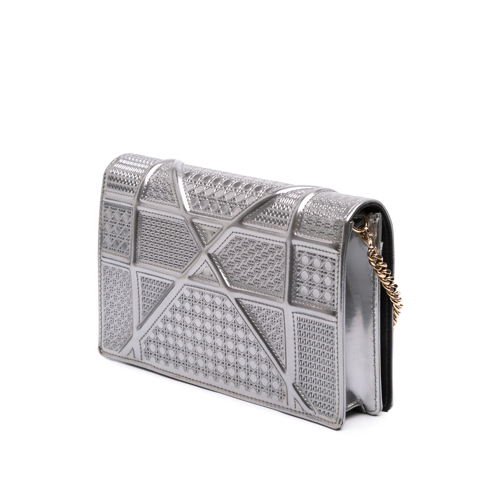 Dior Métallisé Cuir verni Microcannage Diorama Portefeuille on Chain Argenté – GABY PARIS Authentique