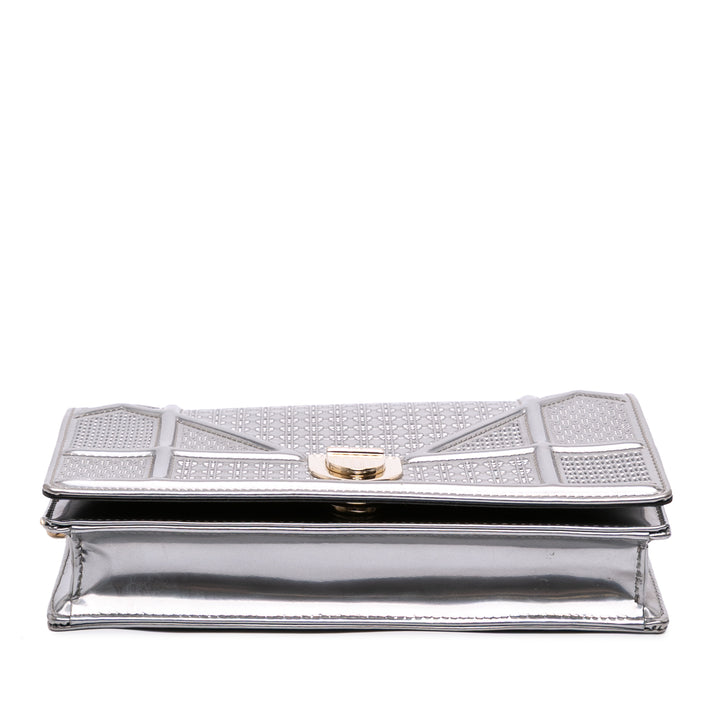 Dior Métallisé Cuir verni Microcannage Diorama Portefeuille on Chain Argenté – GABY PARIS Authentique
