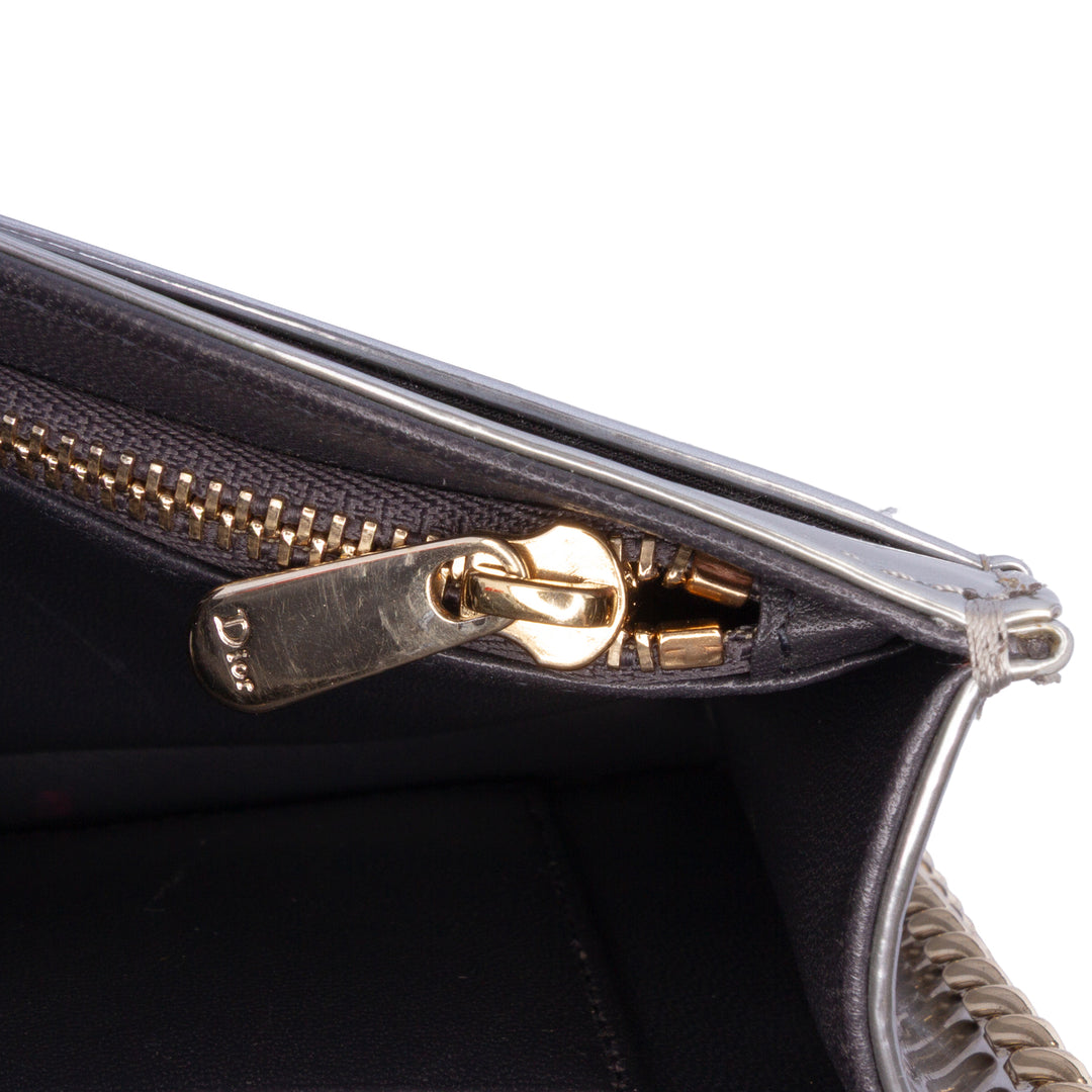 Dior Métallisé Cuir verni Microcannage Diorama Portefeuille on Chain Argenté – GABY PARIS Authentique