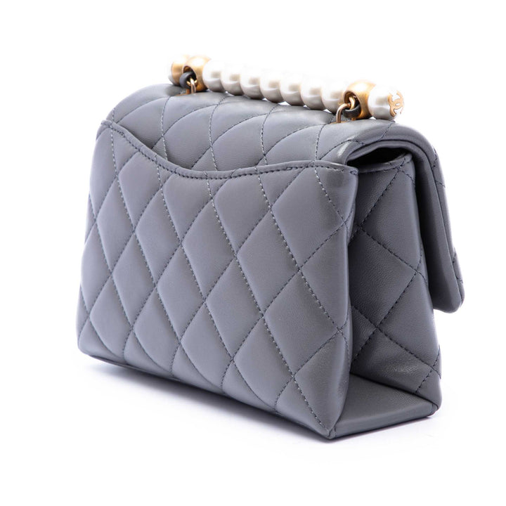 Chanel Paris Manchester Matelassé Perles fantaisie à rabat Petit Cuir d'agneau Gris