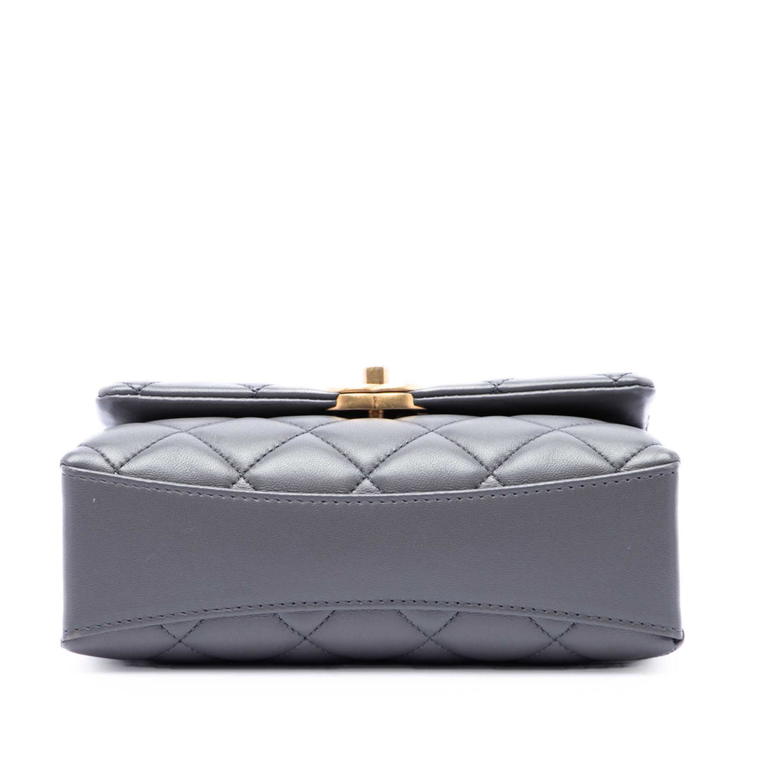 Chanel Paris Manchester Matelassé Perles fantaisie à rabat Petit Cuir d'agneau Gris