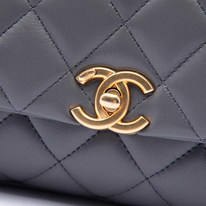 Chanel Paris Manchester Matelassé Perles fantaisie à rabat Petit Cuir d'agneau Gris