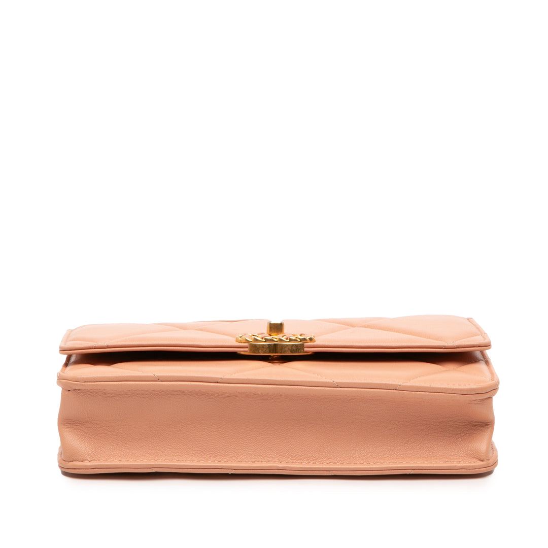 Chanel Matelassé 19 Wallet on Chain Cuir d'agneau Rose – vue 3 – GABY PARIS