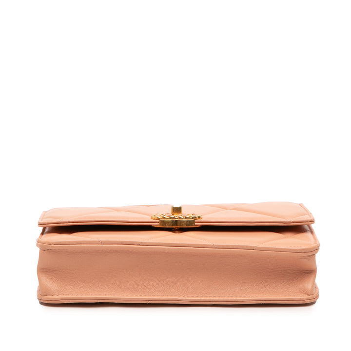 Chanel Matelassé 19 Wallet on Chain Cuir d'agneau Rose – vue 3 – GABY PARIS