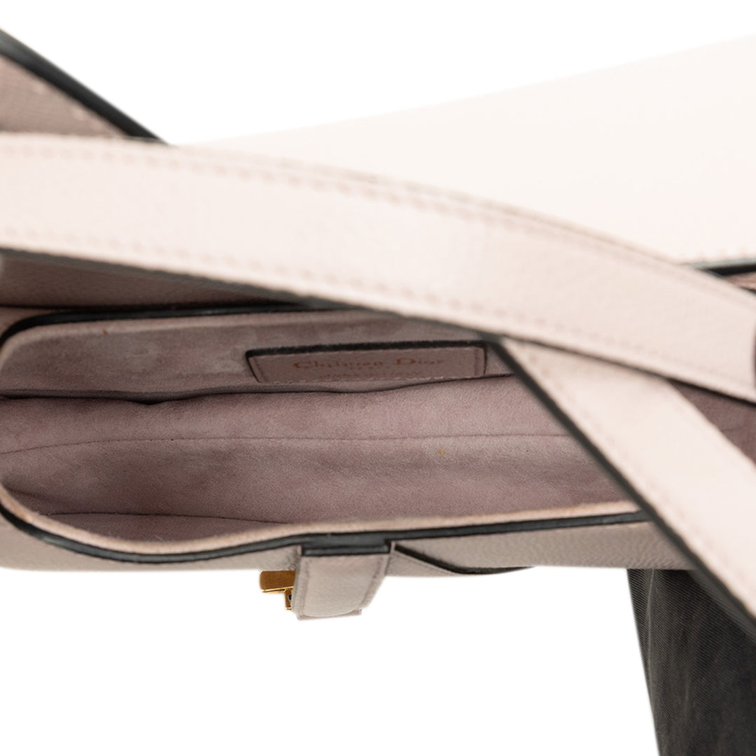 Dior Sac à main grainé Saddle Mini Cuir de veau grainé Violet – vue 4 – GABY PARIS