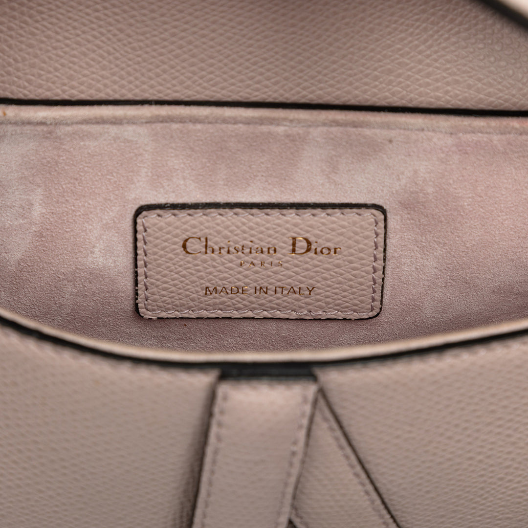 Dior Sac à main grainé Saddle Mini Cuir de veau grainé Violet – vue 5 – GABY PARIS