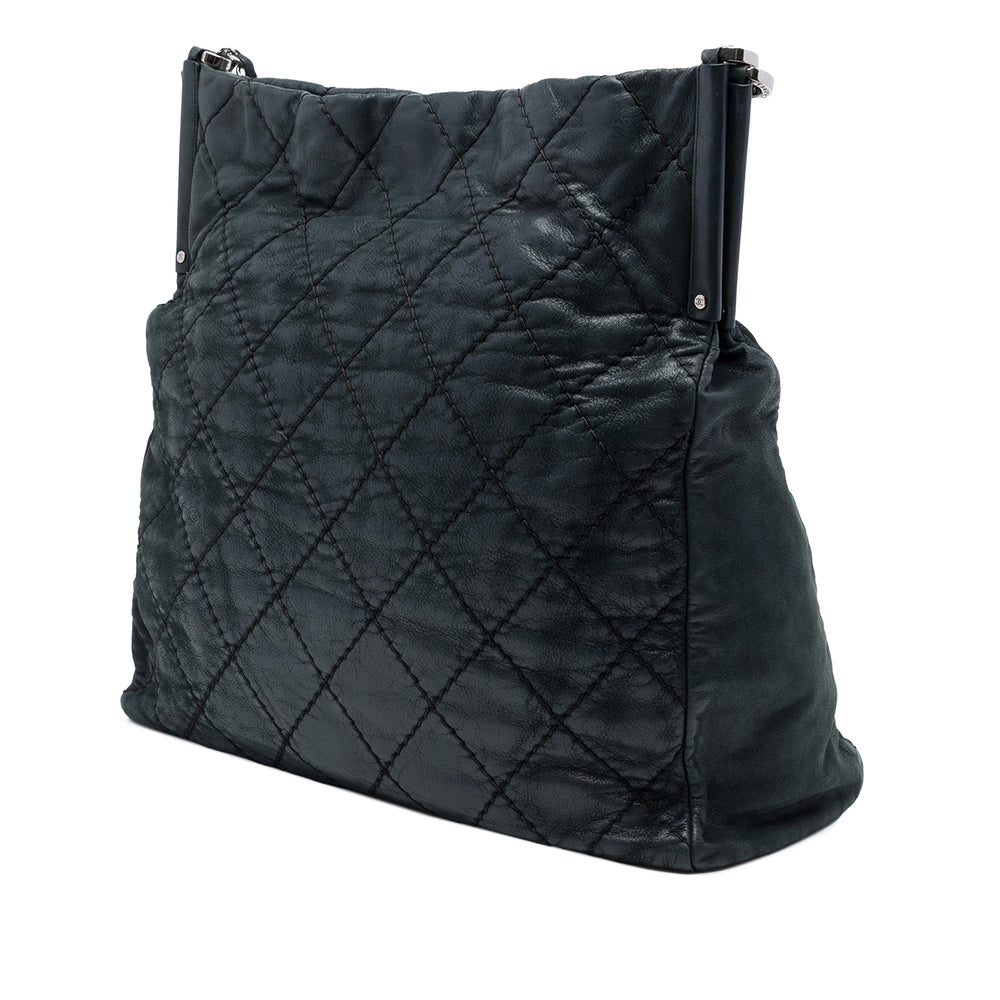 Chanel Matelassé Irisé Sea Hit Cabas Cuir de veau Noir – vue 2 – GABY PARIS