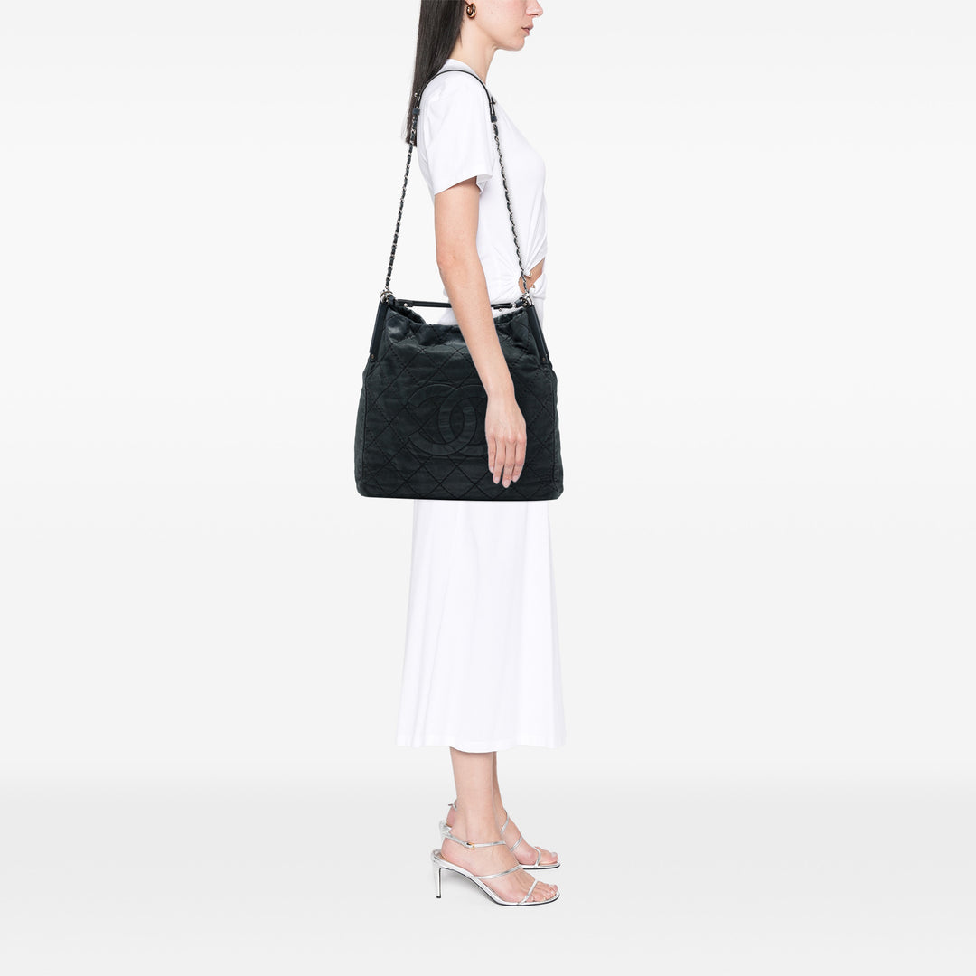 Chanel Matelassé Irisé Sea Hit Cabas Cuir de veau Noir – vue 6 – GABY PARIS