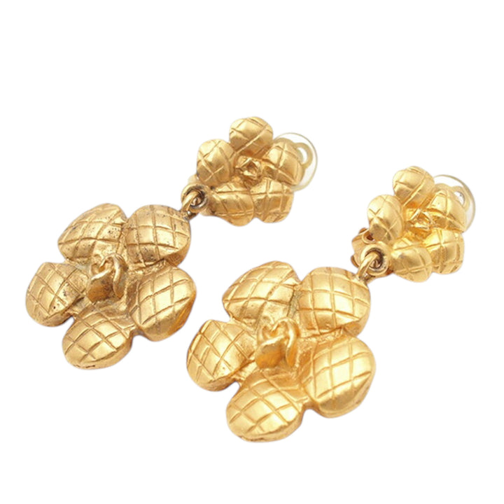 Chanel plaqué Matelassé Camellia pendantes Clip on Boucles d’oreilles