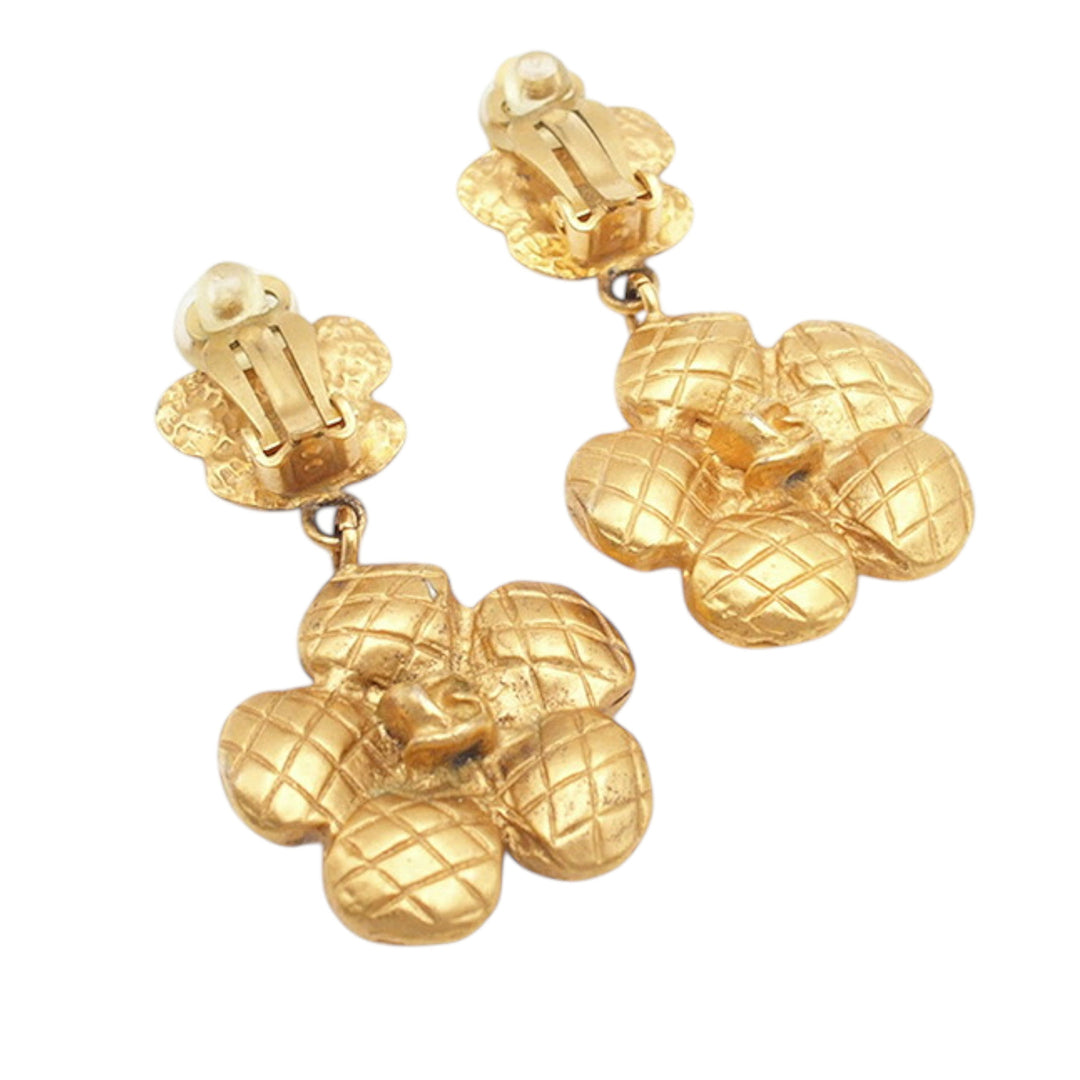Chanel plaqué Matelassé Camellia pendantes Clip on Boucles d’oreilles