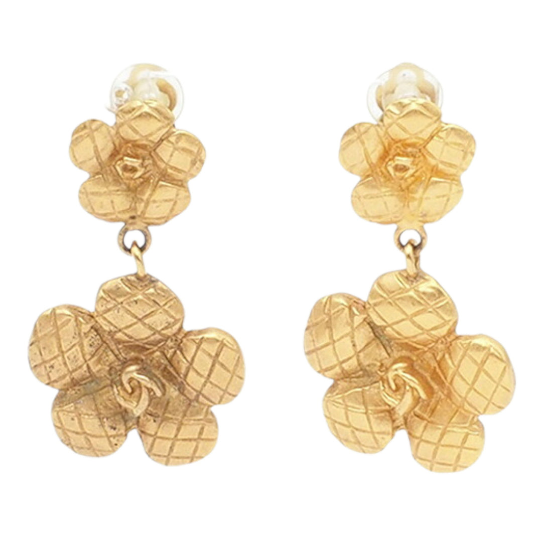 Chanel plaqué Matelassé Camellia pendantes Clip on Boucles d’oreilles
