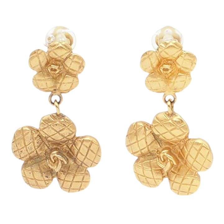 Chanel plaqué Matelassé Camellia pendantes Clip on Boucles d’oreilles