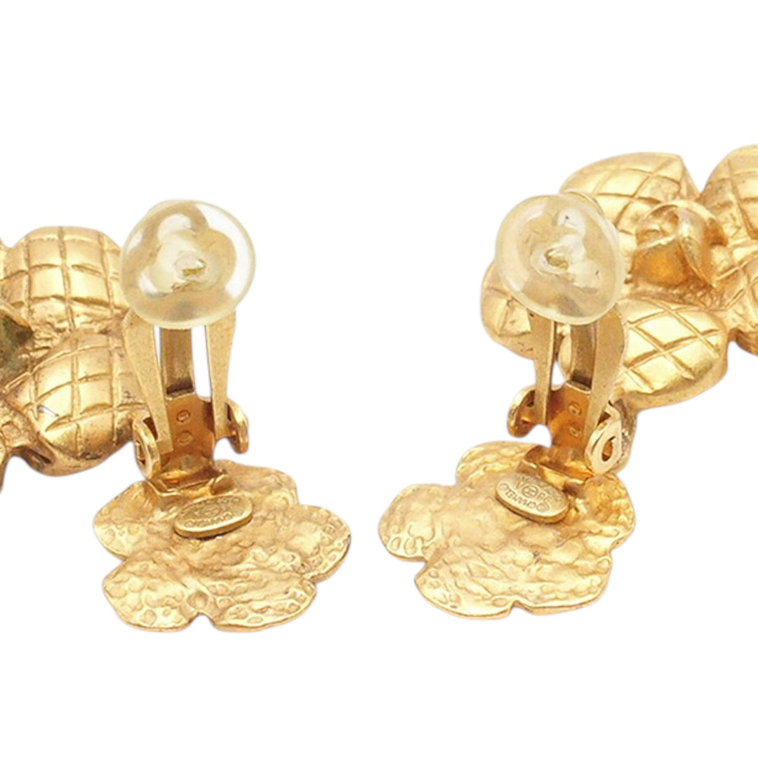 Chanel plaqué Matelassé Camellia pendantes Clip on Boucles d’oreilles