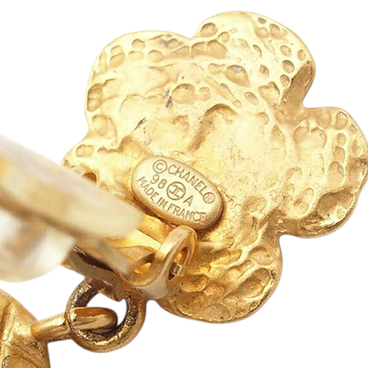 Chanel plaqué Matelassé Camellia pendantes Clip on Boucles d’oreilles