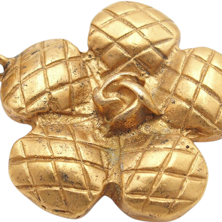 Chanel plaqué Matelassé Camellia pendantes Clip on Boucles d’oreilles