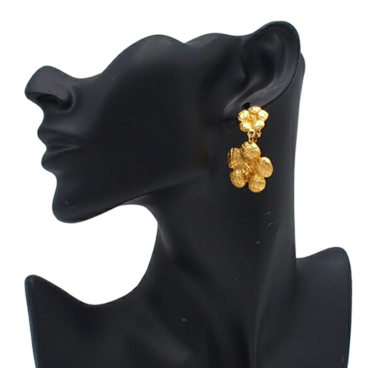 Chanel plaqué Matelassé Camellia pendantes Clip on Boucles d’oreilles