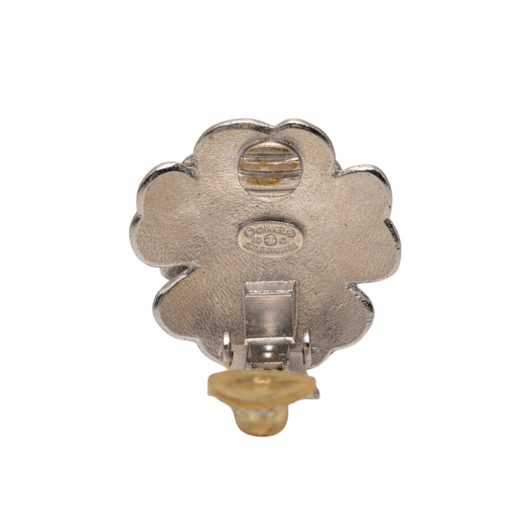 Chanel CC Brass Émail Camellia Clip On Boucles d’oreilles