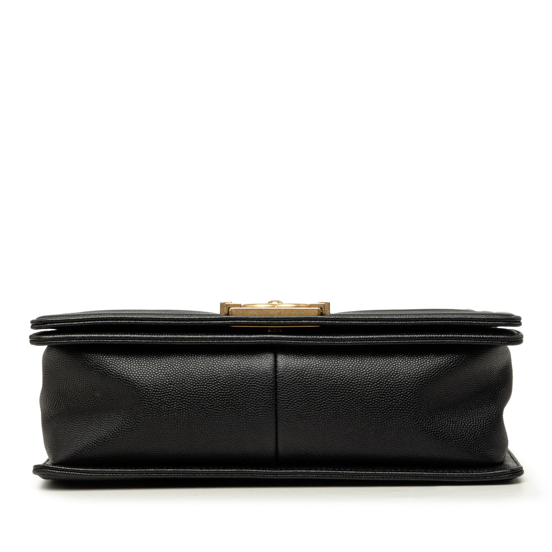 Chanel Matelassé Boy à rabat Moyen Cuir caviar Noir – vue 3 – GABY PARIS