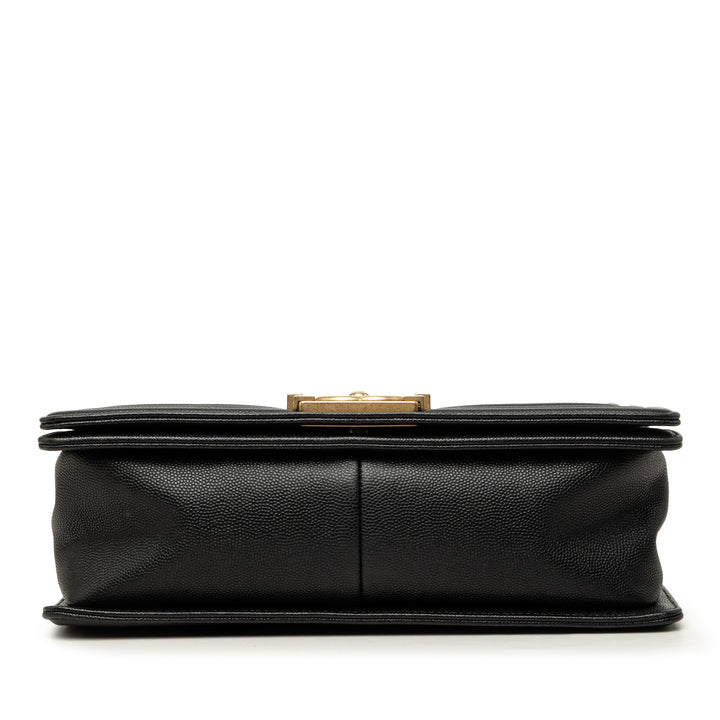 Chanel Matelassé Boy à rabat Moyen Cuir caviar Noir – vue 3 – GABY PARIS
