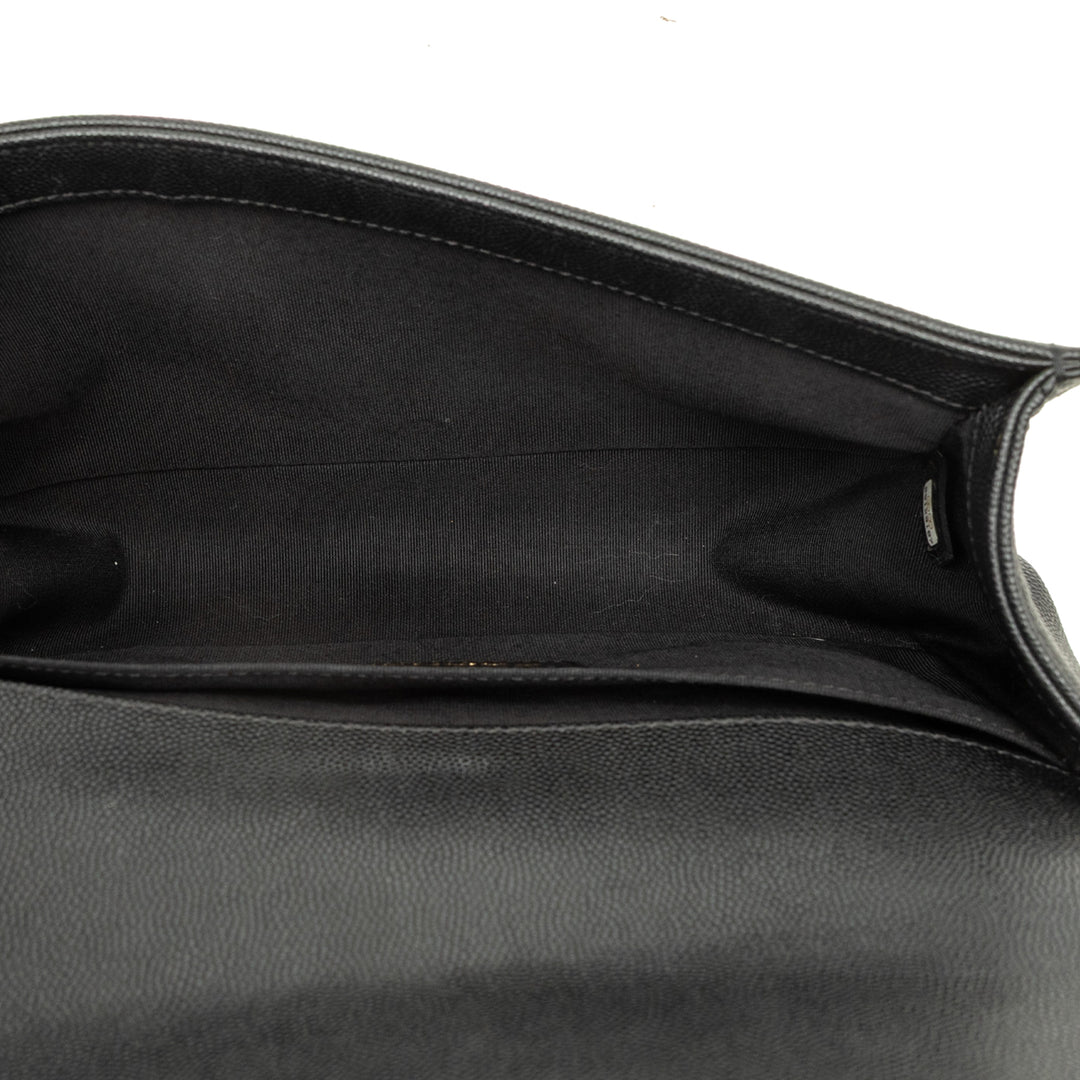 Chanel Matelassé Boy à rabat Moyen Cuir caviar Noir – vue 4 – GABY PARIS