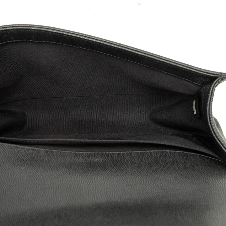 Chanel Matelassé Boy à rabat Moyen Cuir caviar Noir – vue 4 – GABY PARIS