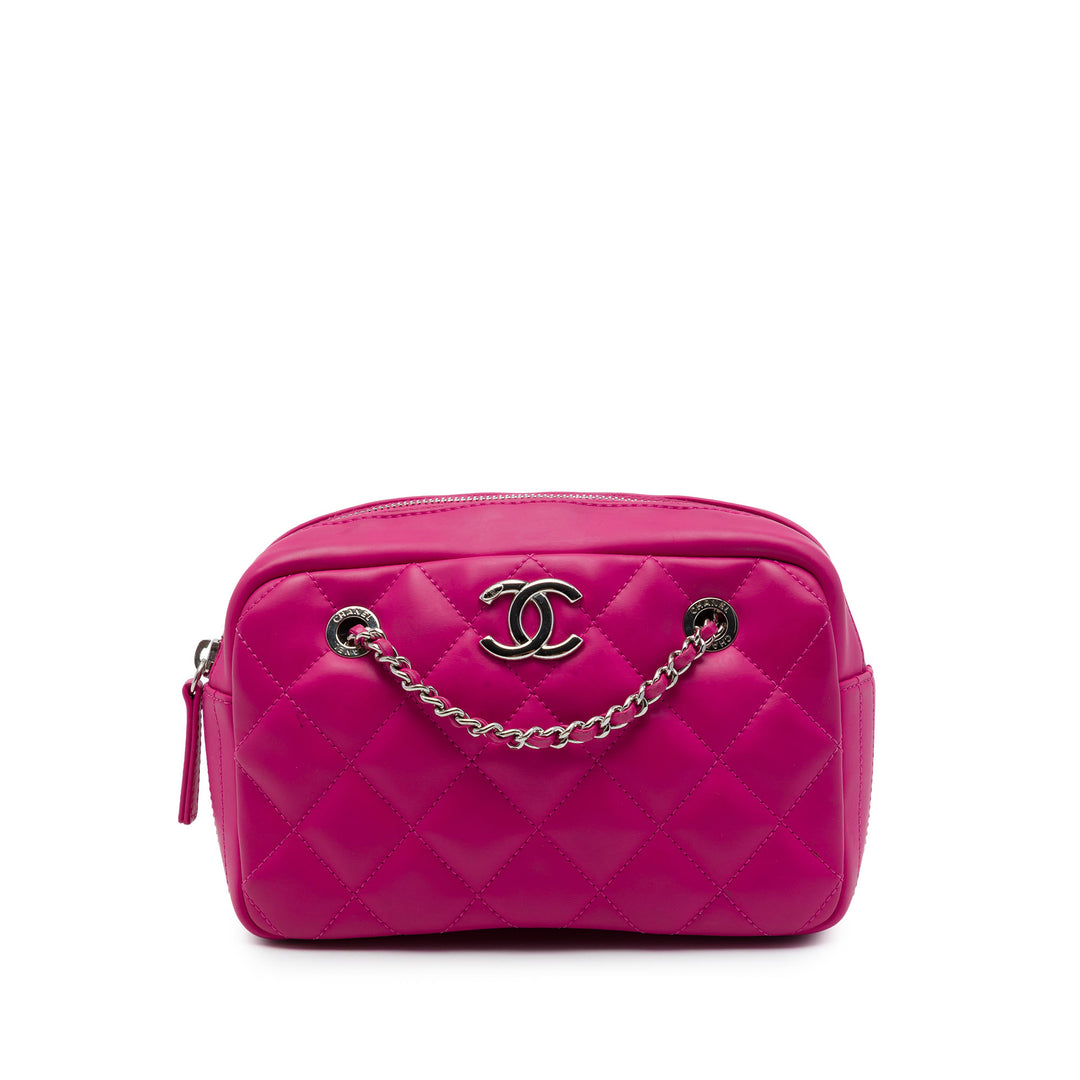 Chanel CC Matelassé Rubberized Coco Rain Sac caméra Petit Cuir d'agneau Rose – vue principale – GABY PARIS